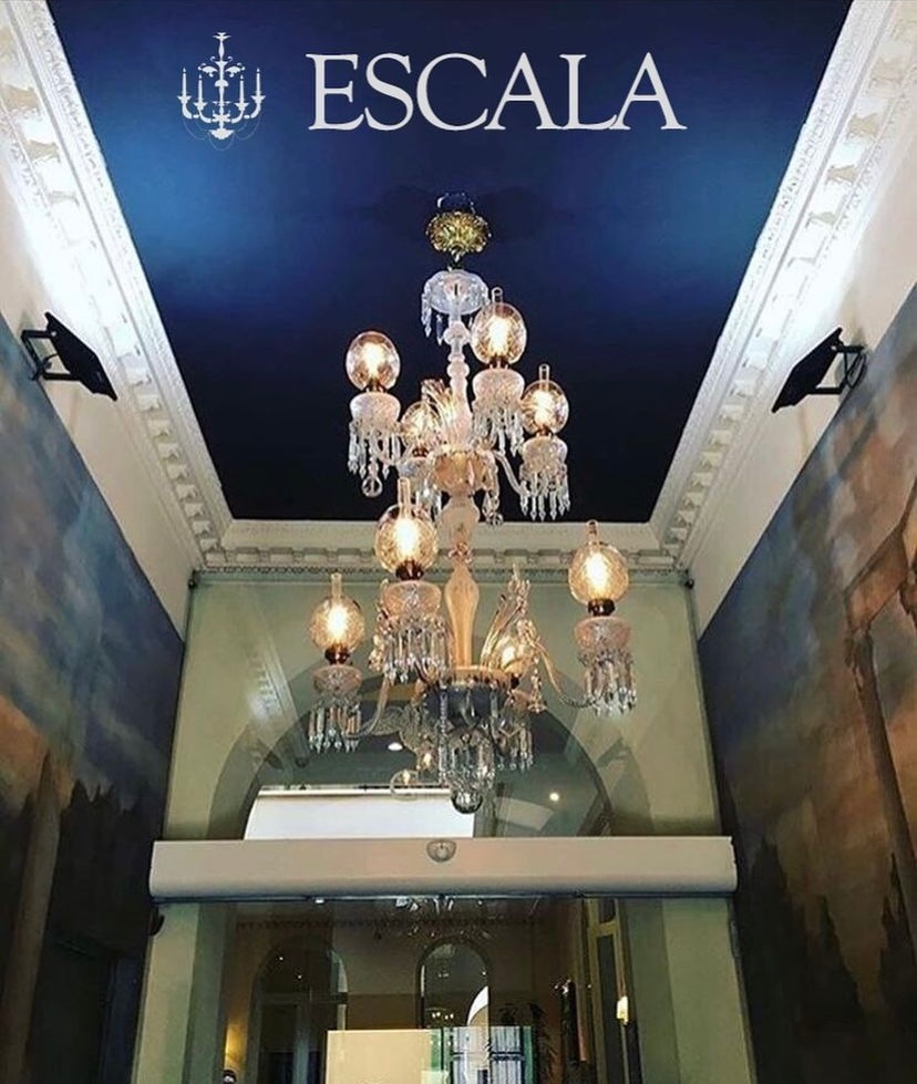 Araña de cristal originalmente de gas adaptada a iluminación eléctrica para el Hotel Casa Romana de Sevilla.