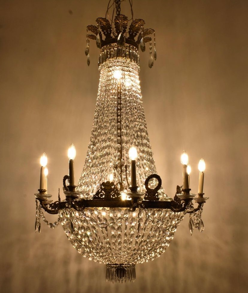 Cesta Imperio de bronce y cristal restaurada y presentada en el taller.