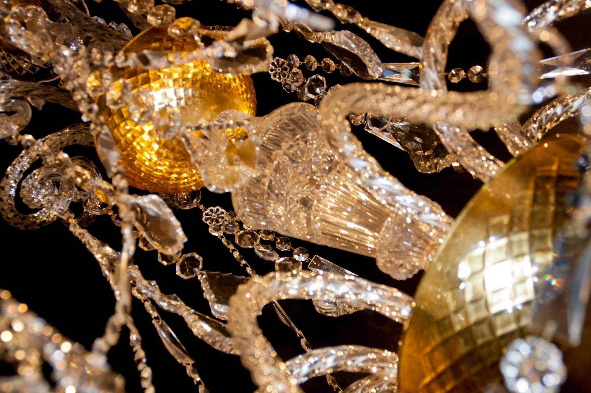 Detalle de una lámpara de araña de cristal de diseño.
