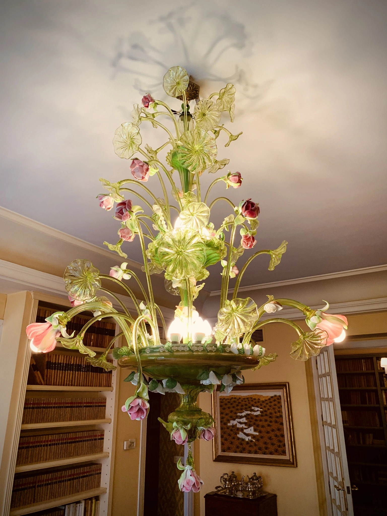 Lámpara de vidrio con decoración floral restaurada y colocada en una vivienda particular.