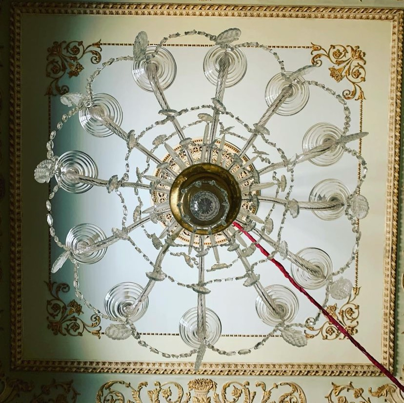 Vista inferior de la araña de cristal restaurada para el Ayuntamiento de San Fernando.